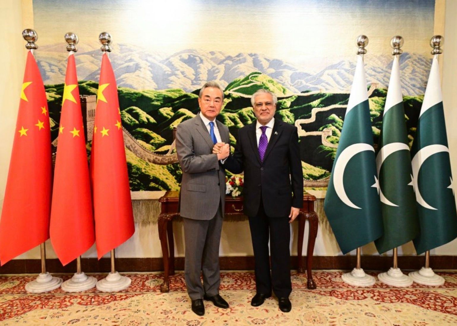 د سټراټېژیکو خبرو شپږم پړاو؛ د چین د بهرنیو چارو وزیر اسلام‌اباد ته رسېدلی