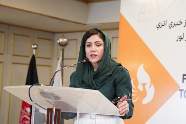 فوزیه کوفي: طالبانو زما پر استوګنځي برید کړی او څو کسان یې نیولي دي