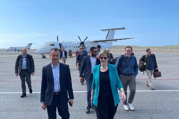 د ونزوېلا لپاره د امریکا لوړ پوړې استازې کاراکاس ته ورسېده