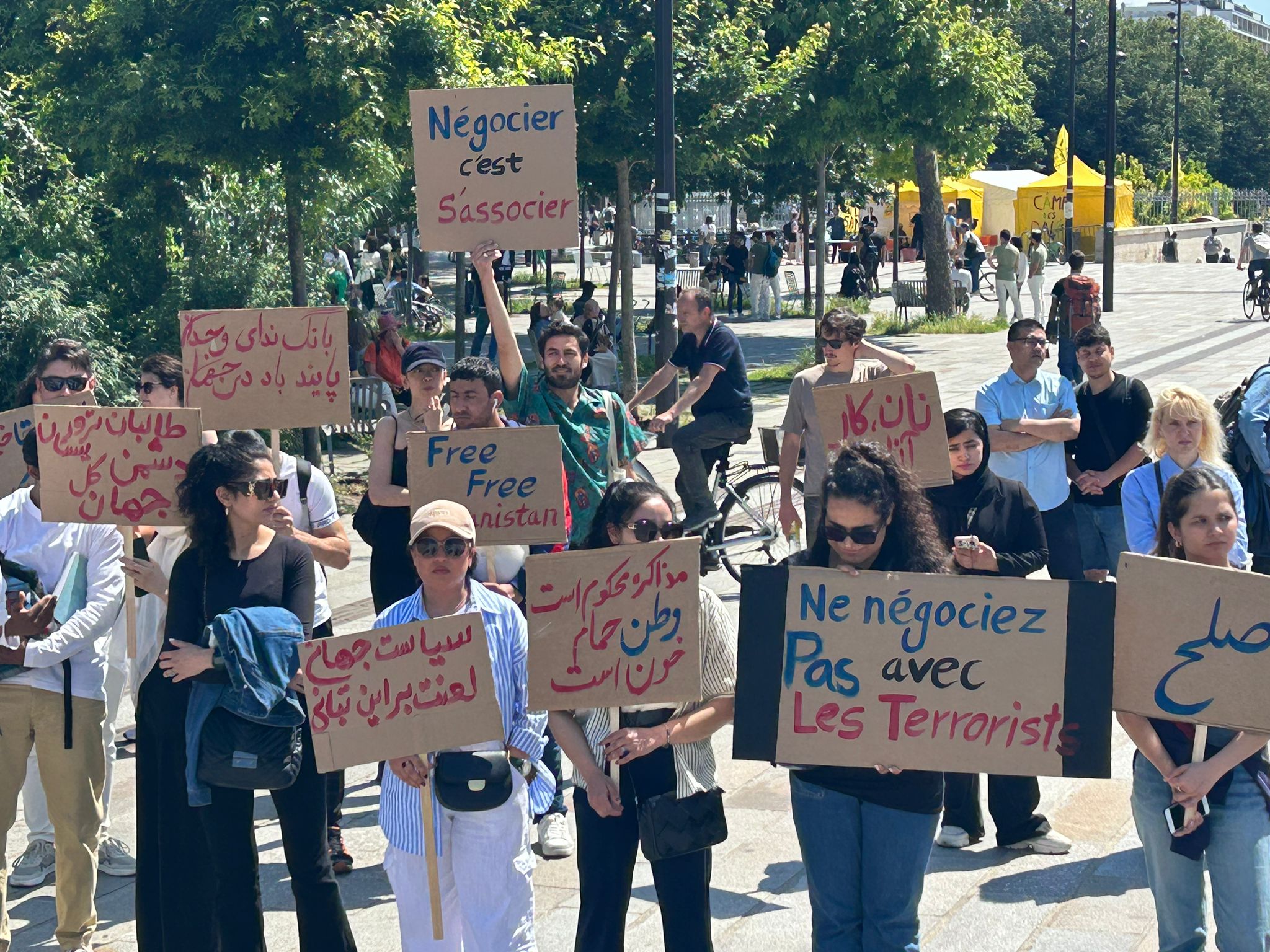 پاريس کې لاریونوال: د دوحې په غونډه کې له «ترهګرو طالبانو» سره خبرې د معاملې په معنا دي