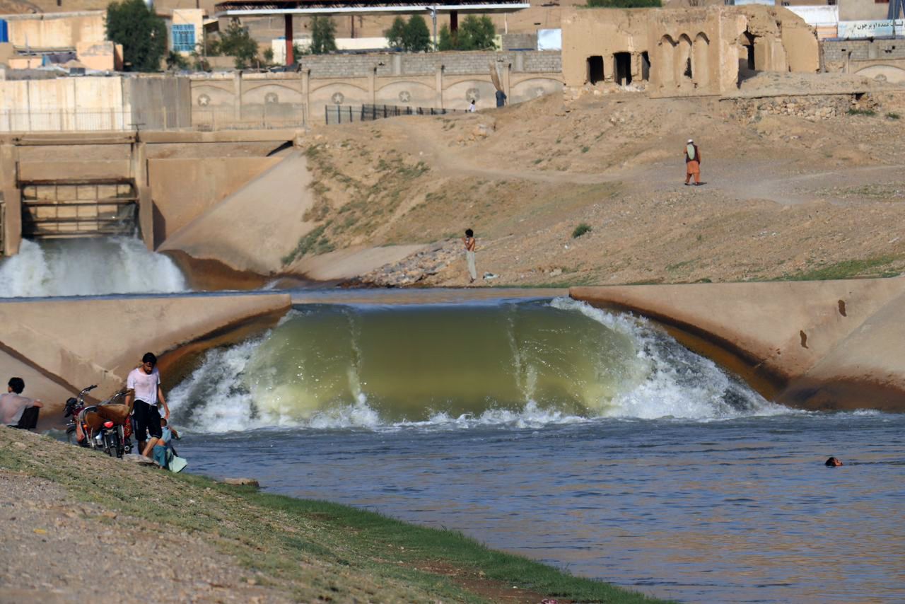 د ارغنداب ولسوالۍ رود، چې ماشومان او مېله کوونکي پکې لامبو وهي