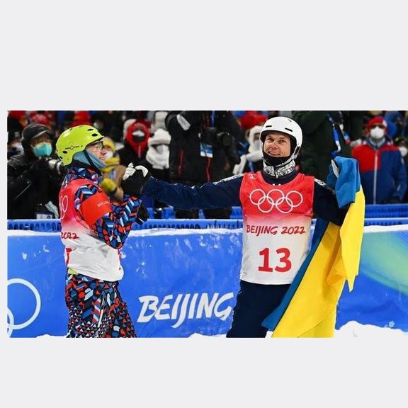 ورزشکاران روسیه و اوکراین در المپیک زمستانی ۲۰۲۲ یکدیگر را در آغوش گرفتند