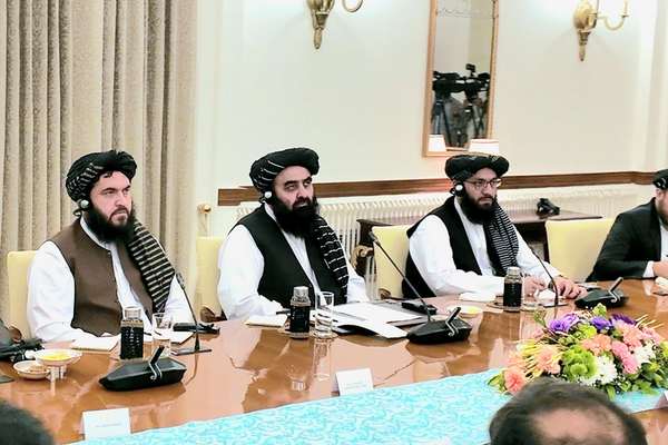 د بګرام په اړه د متقي څرګنونې: په نظامي یونیفورم کې موږ ته د چا حضور د منلو وړ نه دی