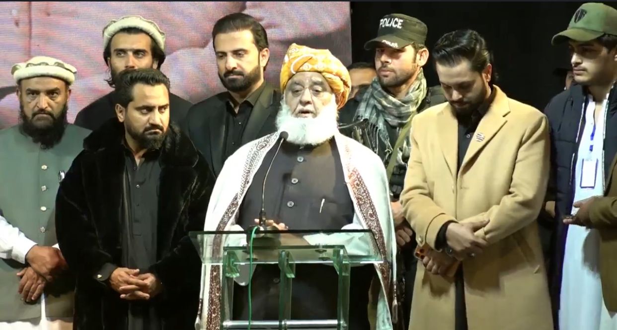 فضل الرحمان: عجیبه ده چې د افغانستان یو انار پاکستان ته نه‌شي راتلای نو ترهګر څنګه راځي؟