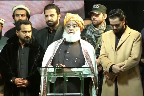 فضل الرحمان: عجیبه ده چې د افغانستان یو انار پاکستان ته نهشي راتلای نو ترهګر څنګه راځي؟