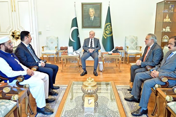 رئيس الوزراء الباكستاني يبحث مع حاكم خيبر بختونخوا الوضع في أفغانستان والمواجهات مع طالبان