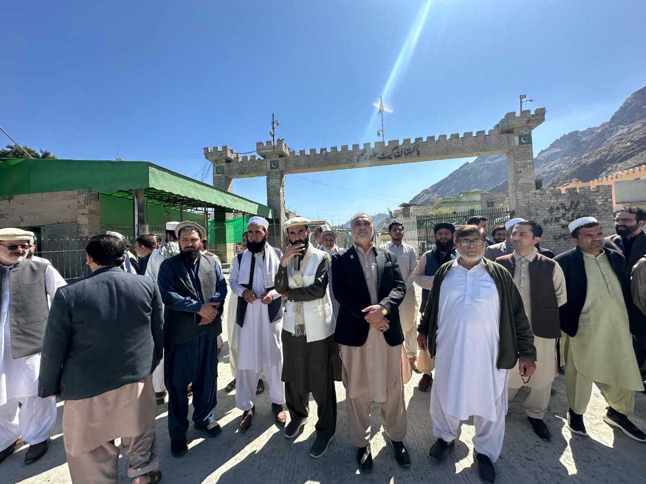 د تورخم جرګې افغان لوری وايي تر اوسه طالبانو پر تاسیساتو کار بندول نه دي منلي