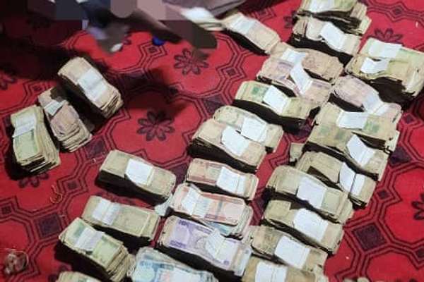 طالبانو په بدخشان کې یو عمرخوړلی سوالګر له څه کم نیم میلیون افغانیو سره نیولی