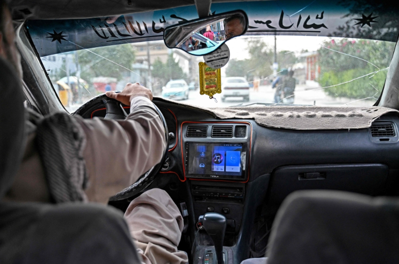 افغان ټکسي‌چلوونکي د موسیقۍ په غږولو د طالبانو بندیز ننګوي