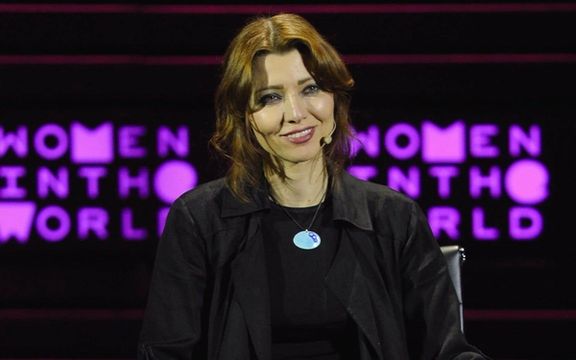 نویسنده مشهور ترک از سکوت رسانههای جهان در مورد سرکوب اعتراضات زنان افغانستان انتقاد کرد