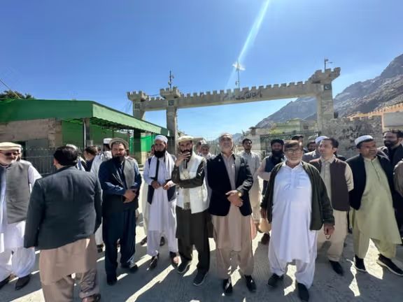 گذرگاه تورخم به دلیل عدم توافق طالبان بر سر توقف ساخت تاسیسات بسته ماند