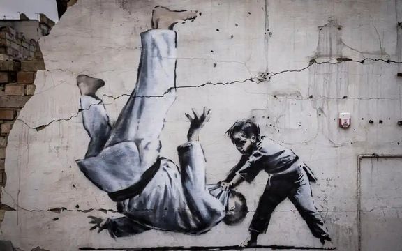 "کودکی پوتین را نقش بر زمین میکند"؛ آثار جدید بنکسی بر دیوار ساختمانهای ویران اوکراین