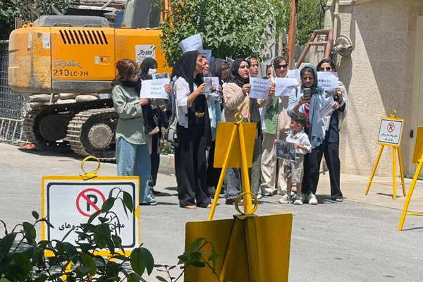 إيران تطالب المهاجرين الأفغان بعدم تنظيم تجمعات احتجاجية