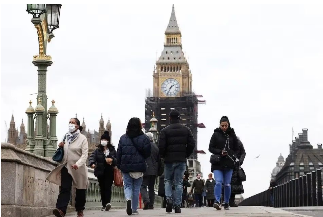 الأوبزرفر: مئات النساء الأفغانيات عالقات في بريطانيا بعد رفض طلبات لجوئهن