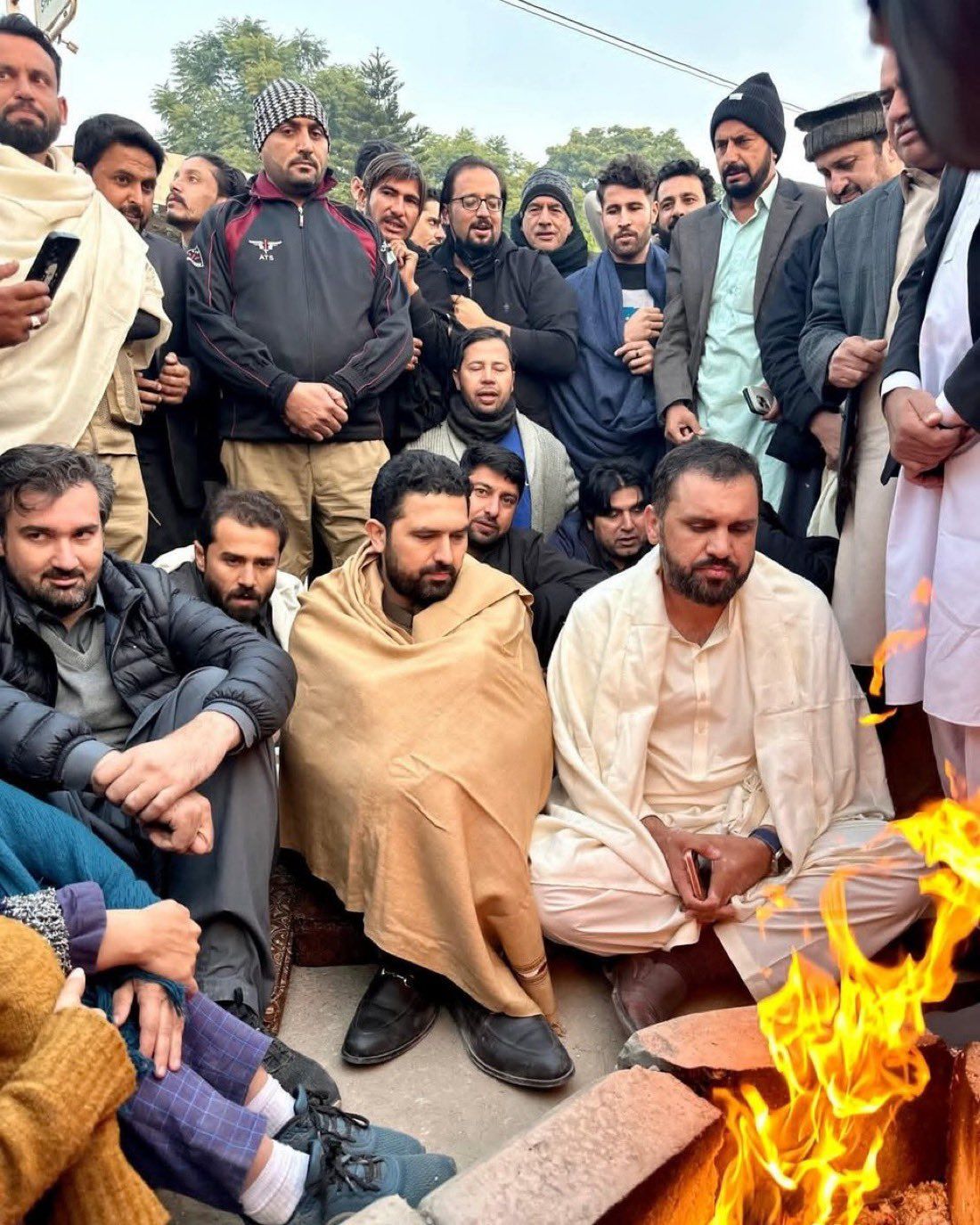 د عمران خان د روغتیا په اړه اندښنې؛ تحریک انصاف د پاکستان سترې محکمې مخې ته لاریون کوي