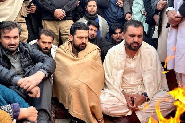 د عمران خان د روغتیا په اړه اندښنې؛ تحریک انصاف د پاکستان سترې محکمې مخې ته لاریون کوي