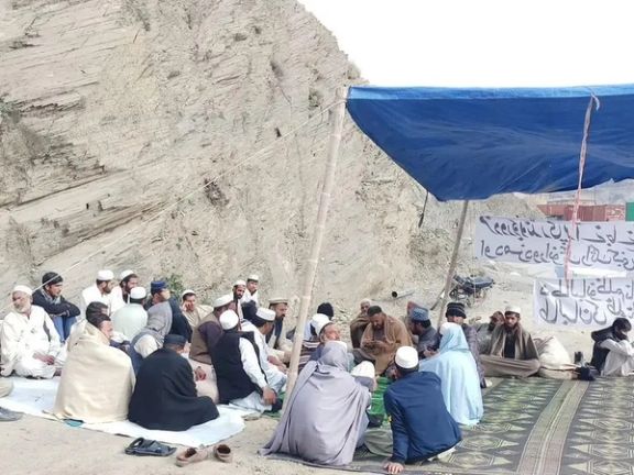 لسګونو کارګرو د پاکستان د سرحدي ځواکونو او طالبانو د ناوړه چلند له امله پرلت وکړ