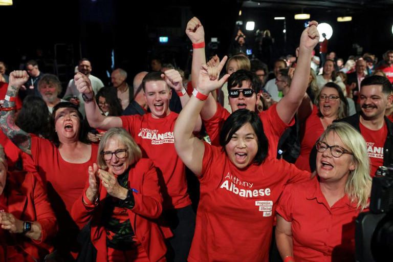 پس از مشخص‌شدن نتیجه انتخابات، هواداران حزب کارگر به خیابان‌ها آمده و ابراز شادمانی کردند. 