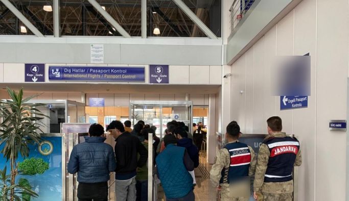 ادامه اخراج مهاجران؛ ترکیه ۲۲۸ پناهجوی افغان را به افغانستان بازگرداند