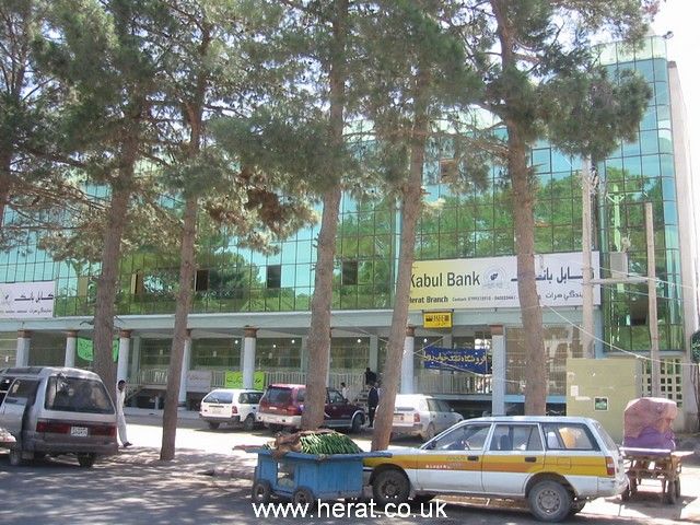 ترس از تشدید حملات داعش؛ طالبان دو شعبه کابل‌‌بانک را در هرات بست