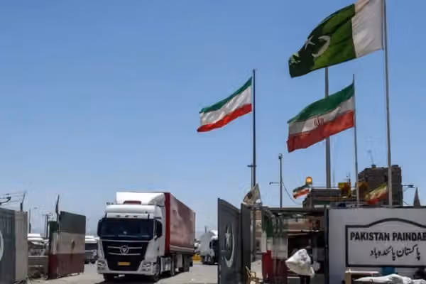 پاکستان پس از یک هفته، گذرگاه تجاری با ایران را دوباره باز کرد