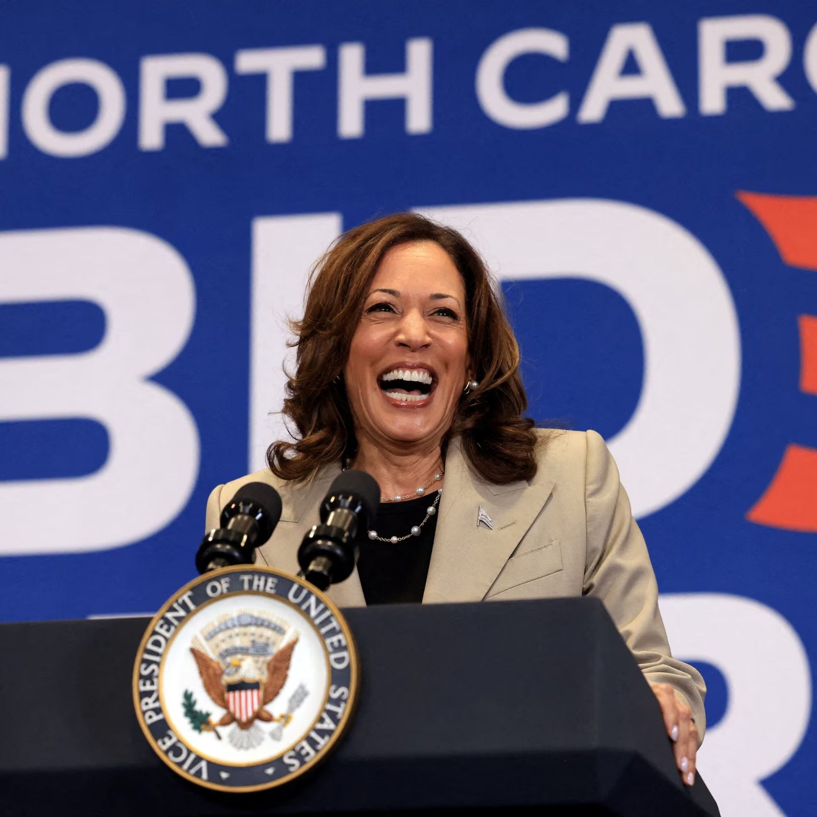 شوخی با انتخابات امریکا؛ پوتین می‌گوید هریس را به علت خنده‌هایش بر ترامپ ترجیح می‌دهد