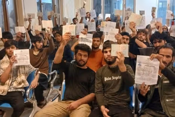 روانه اونۍ د پاکستان له زندانونو نږدې ۱۰۰ افغانان خوشې شوي دي