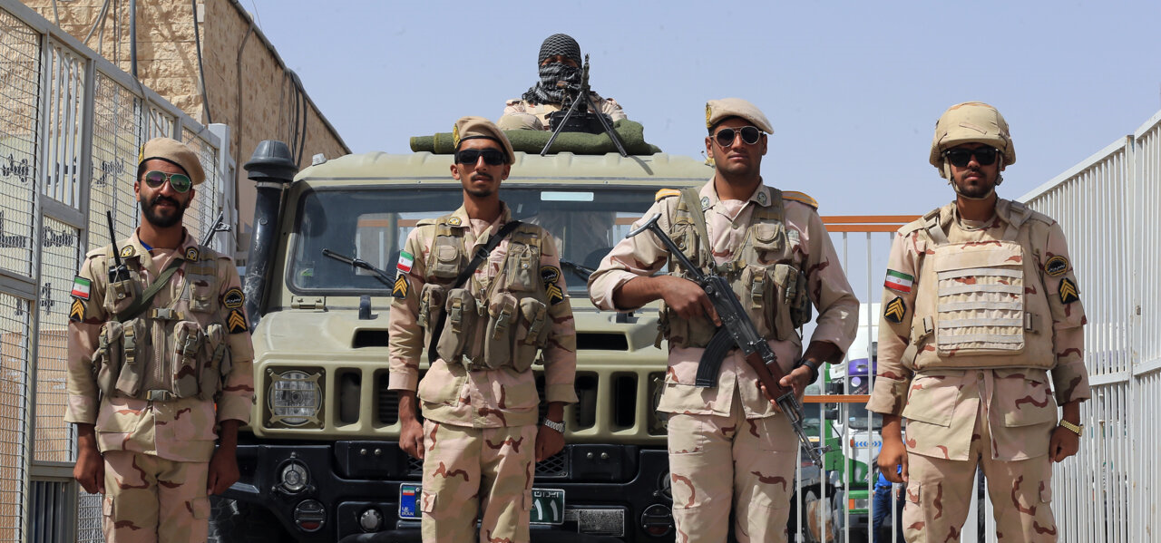 مرزبانان ایران هفت نفر به شمول پنج افغان را به اتهام قاچاق مواد مخدر بازداشت کردند