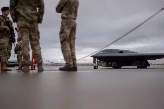 برخلاف بمبافکنهایی مانند بی-۱بی یا بی-۵۲ که به چندین خدمه نیاز دارند، بی-۲ تنها با دو نفر اداره میشود