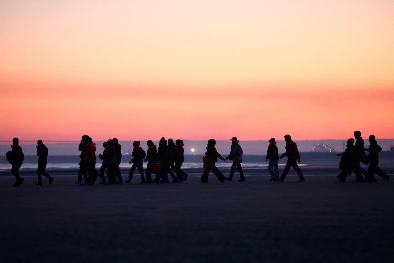 تلگراف: مقام‌های بریتانیایی و طالبان درباره اخراج پناهجویان افغان گفت‌وگو کرده‌اند