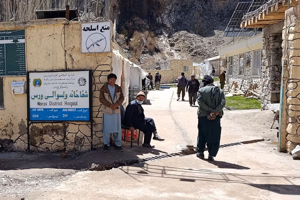 یک باشنده بامیان: «از کارمندان صحی هم خون گرفتند و هم پول»