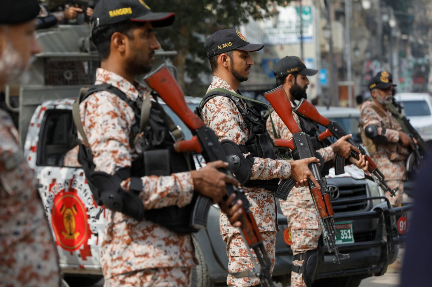 د خیبرپښتونخوا په کوهستان کې پر یو بس د سړک غاړې بم په چاودنه درې تنه وژل شوي