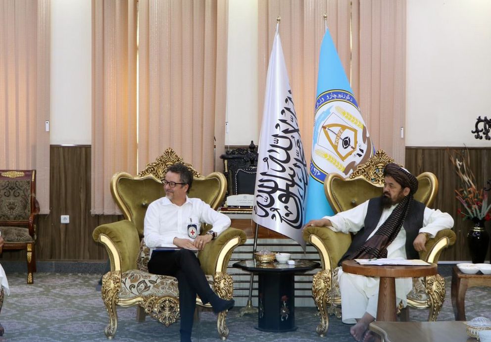 د سره صلیب اسیايي کمېټې مشر په بلخ کې د طالب مسولینو سره د کډوالو د ستونزو پر حل خبرې کړي