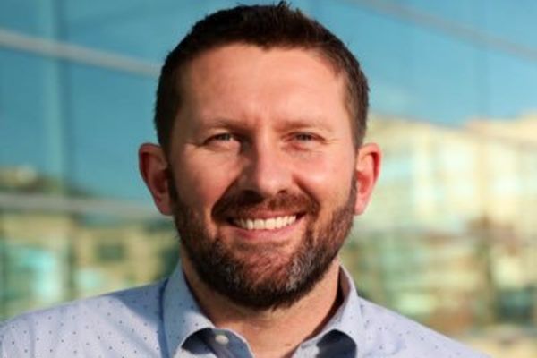 د افغان اېواک مشر: د امریکا د رخصتیو بیه افغانې کورنۍ پرې کوي