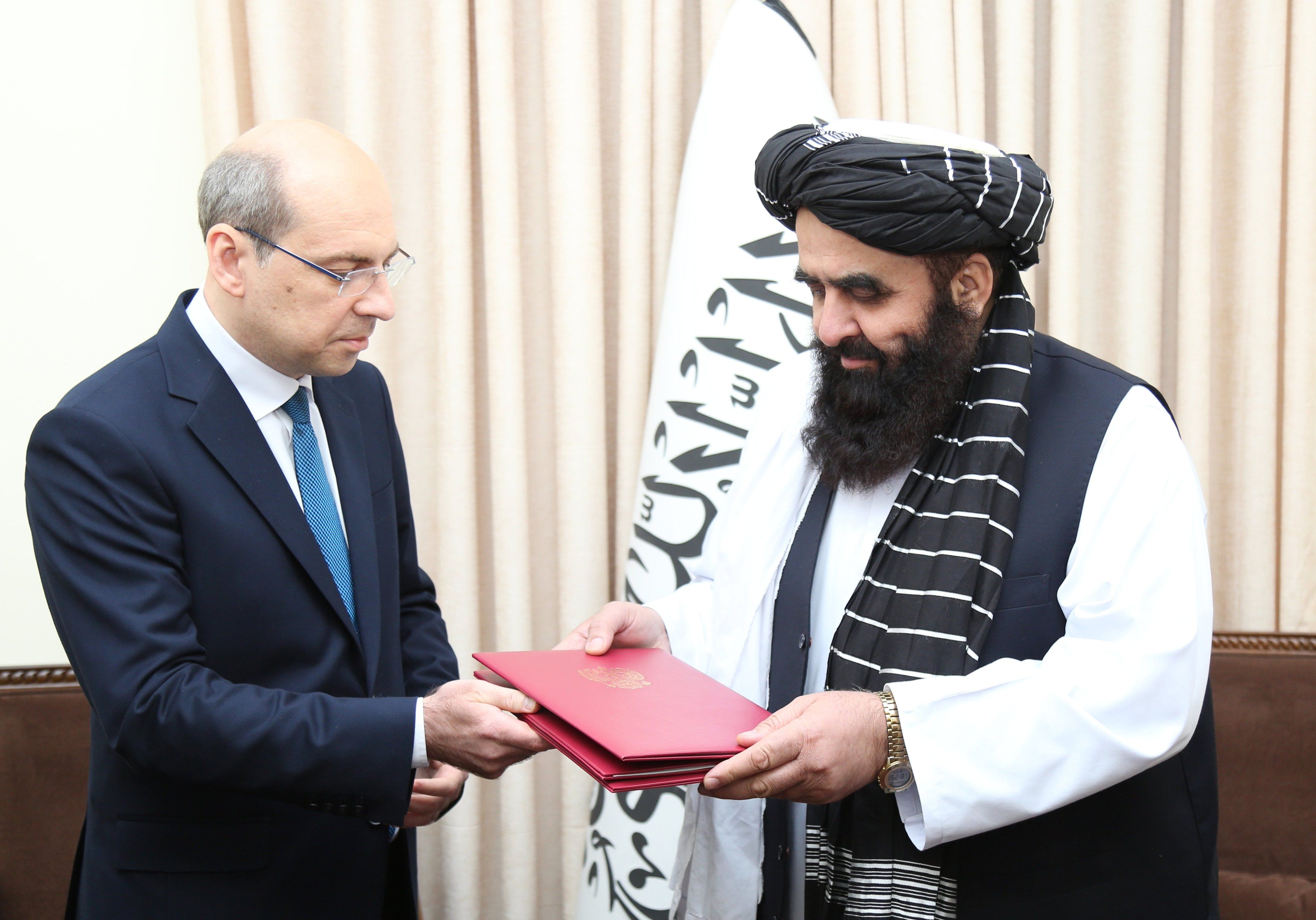 سفیر روسیه، نامه به رسمیت شناسی اداره طالبان را به امیرخان متقی تسلیم کرد