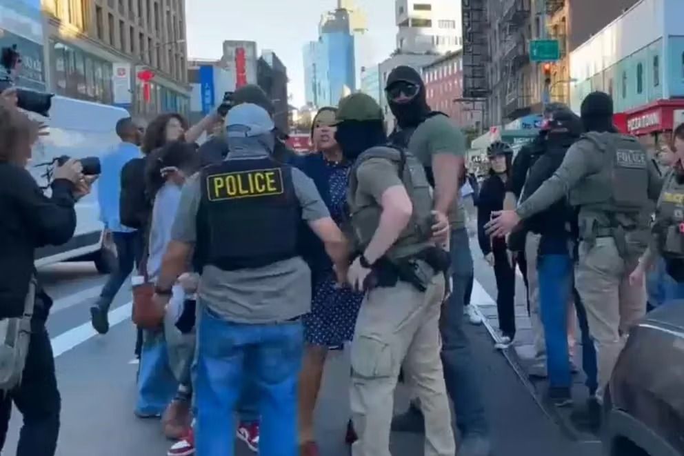 یورش ماموران مهاجرت امریکا به محله چینی‌ها در نیویارک با اعتراض گسترده روبه‌رو شد