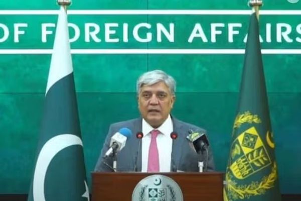 شفقت علي خان: په افغانستان کې د ترهګرو پټنځایونه د دواړو هېوادونو په اړیکو کې خنډ جوړوي