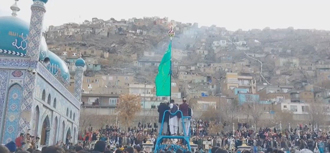 مراسم برافراشتن عَلم نوروزی در زیارتگاه سخی کابل برگزار شد