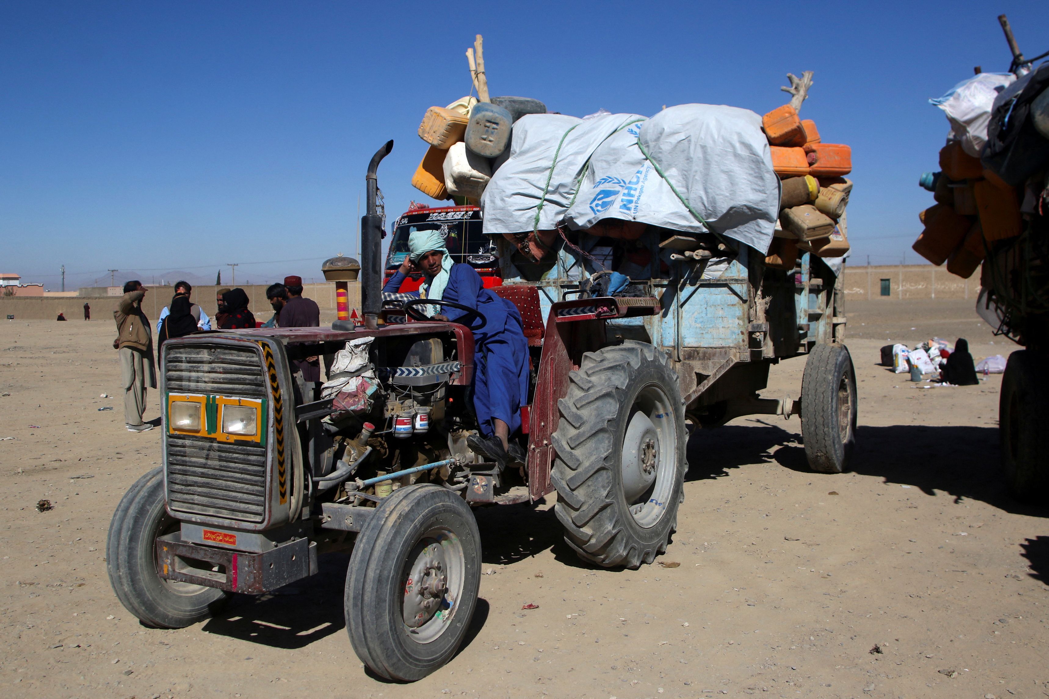 افغان کډوال د هرې وسیلې په واسطه له پاکستان څخه افغانستان ته راځي