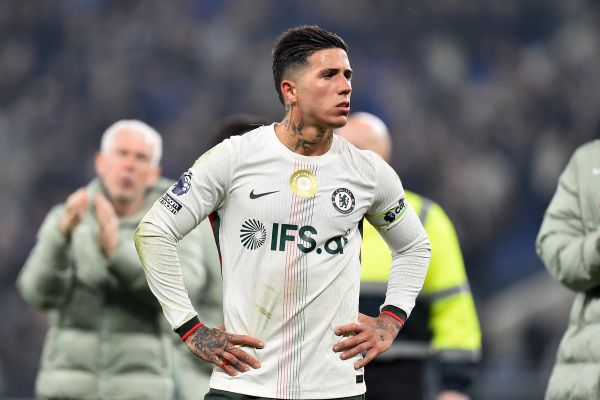 باشگاه چلسی، انزو فرناندز را بهدلیل اظهار نظر صریح درباره آیندهاش دو بازی کنار گذاشت