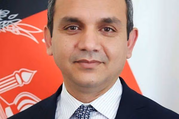 نادر نادری کتاب «قرارداد نامیمون» را منتشر میکند