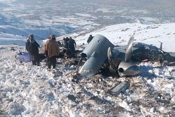 طالبانو په میدانښار کې د پرېوتې بې پیلوټه الوتکې ټوټې کابل ته ولېږدولې