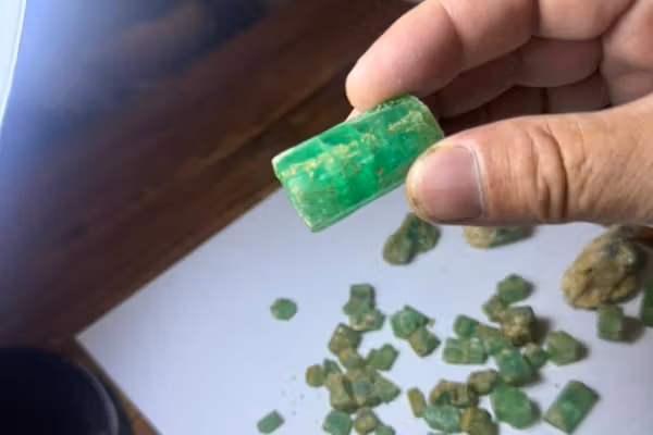 طالبان بیش از ۲۶۰ معدن جدید زمرد را در پنجشیر شناسایی کرده است