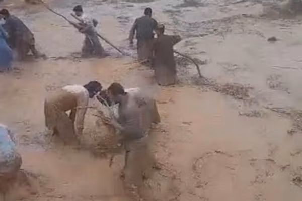 سیلاب در افغانستان جان ۱۷ نفر را گرفت