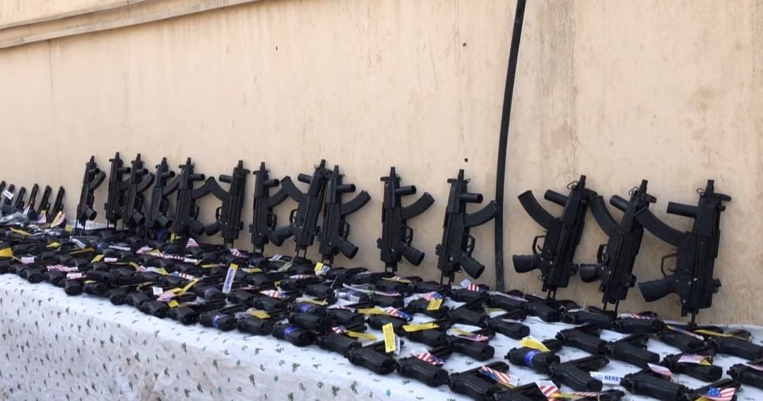 طالبان از کشف و ضبط بیش از ۵۰۰ قبضه سلاح در گذرگاه تورخم خبر داد