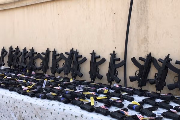 طالبان از کشف و ضبط بیش از ۵۰۰ قبضه سلاح در گذرگاه تورخم خبر داد