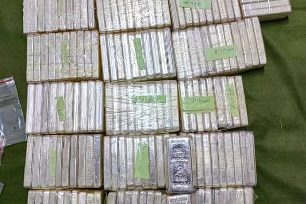 طالبانو په کندهار کې پاکستان ته د ۲۵۰ کیلو سپينو زرو او ګران بیه ساعتونو د قاچاق مخه نیولې