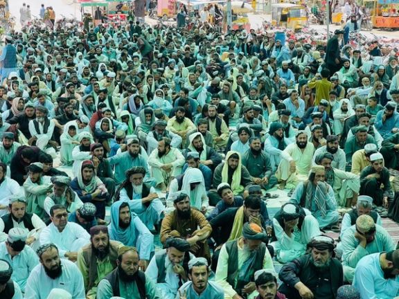 پاکستاني حکومت په چمن کې ځايي اوسېدونکو ته د ۵۰۰۰ وړیا پاسپورټونو د وېش لړۍ پیل کړې