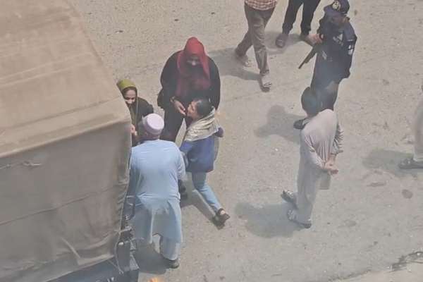 دیدهبان حقوق پناهندگان: صحنههای بازداشت دختران افغان در پاکستان تکاندهنده است