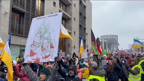 در اعتراض به «نسلکشی هزارهها»؛ صدها شهروند افغانستان در آلمان تظاهرات کردند